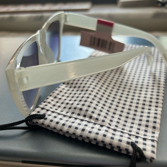 Sun glasses Light grey/ greenish  frame with ultraviolet lenses. - Picture 6 of 7